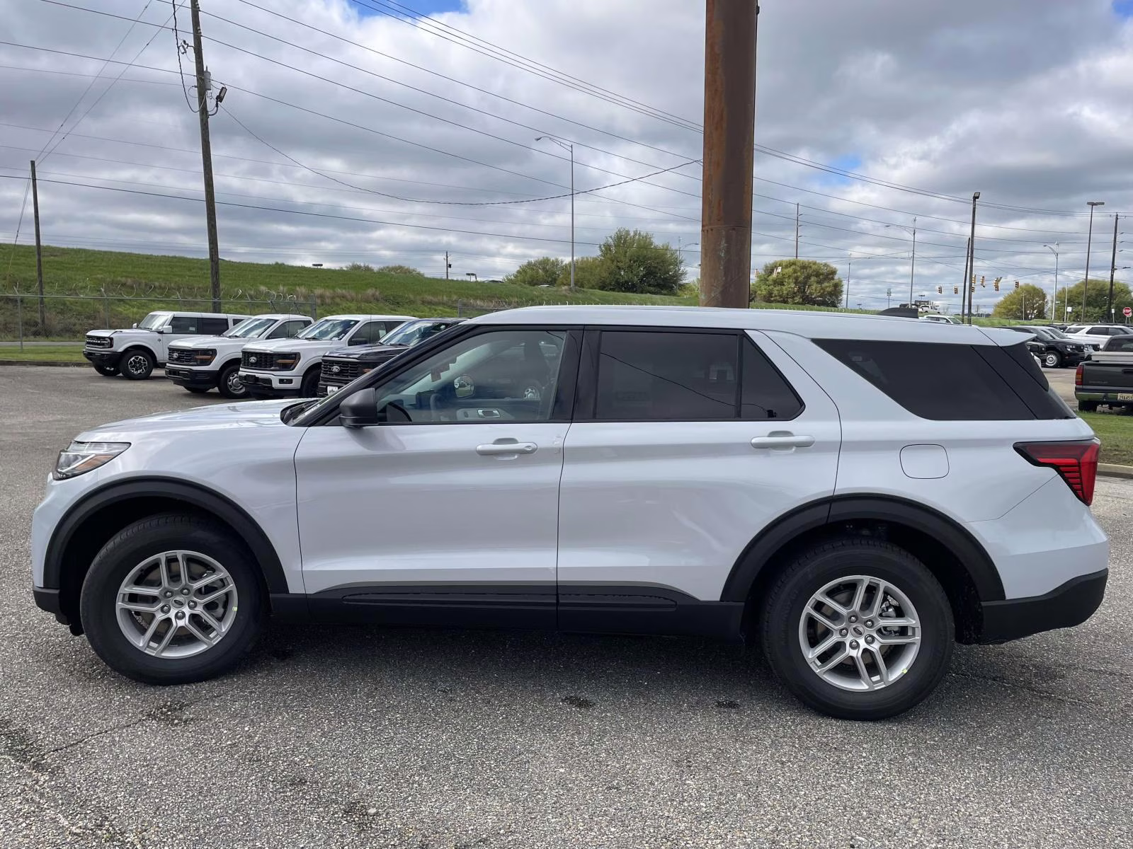 2026 Space White Metallic Ford Explorer Active RWD SUV