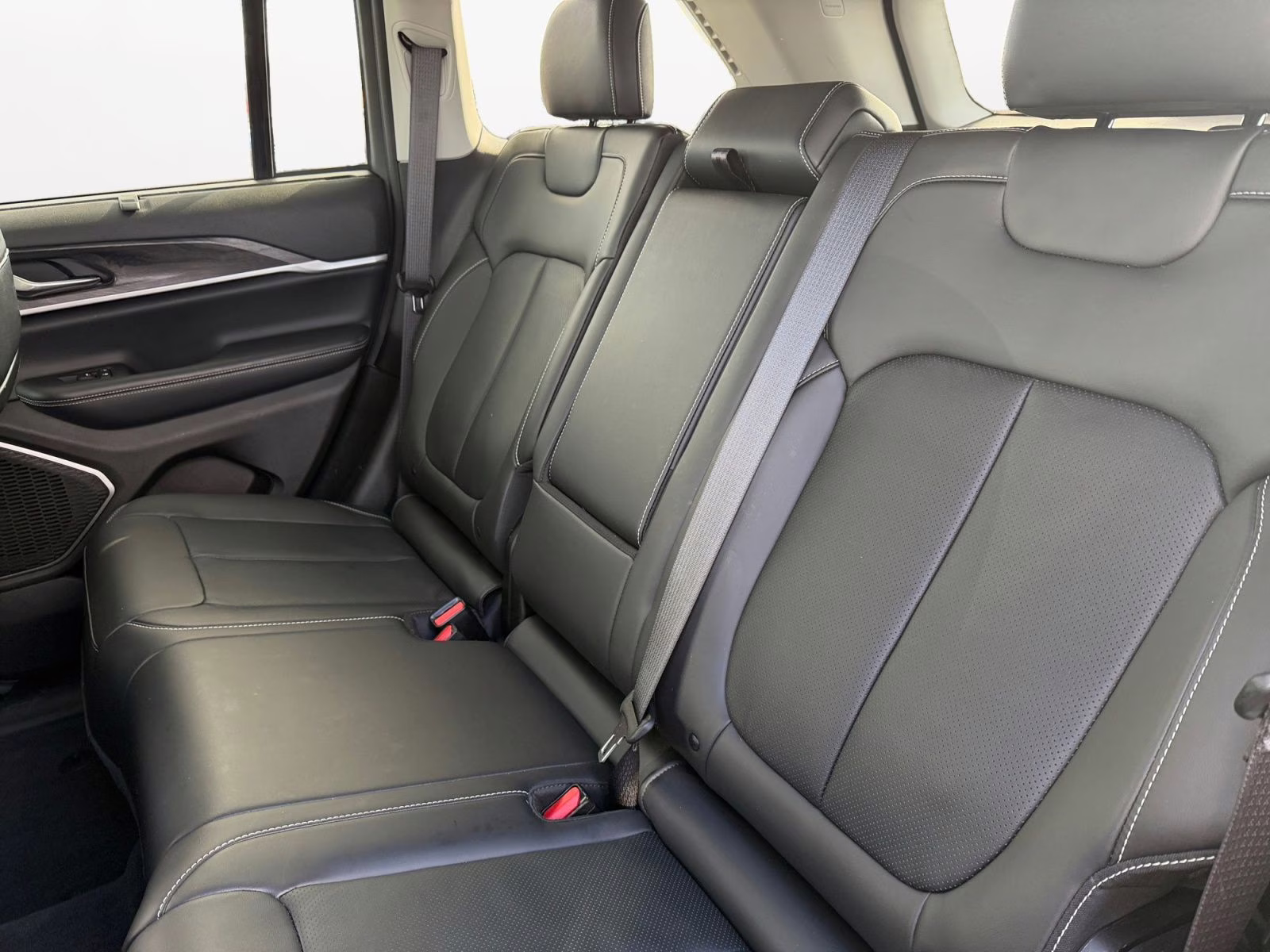 2022 Diamond Black Crystal Pearlcoat Jeep Grand Cherokee Limited 4X4 SUV