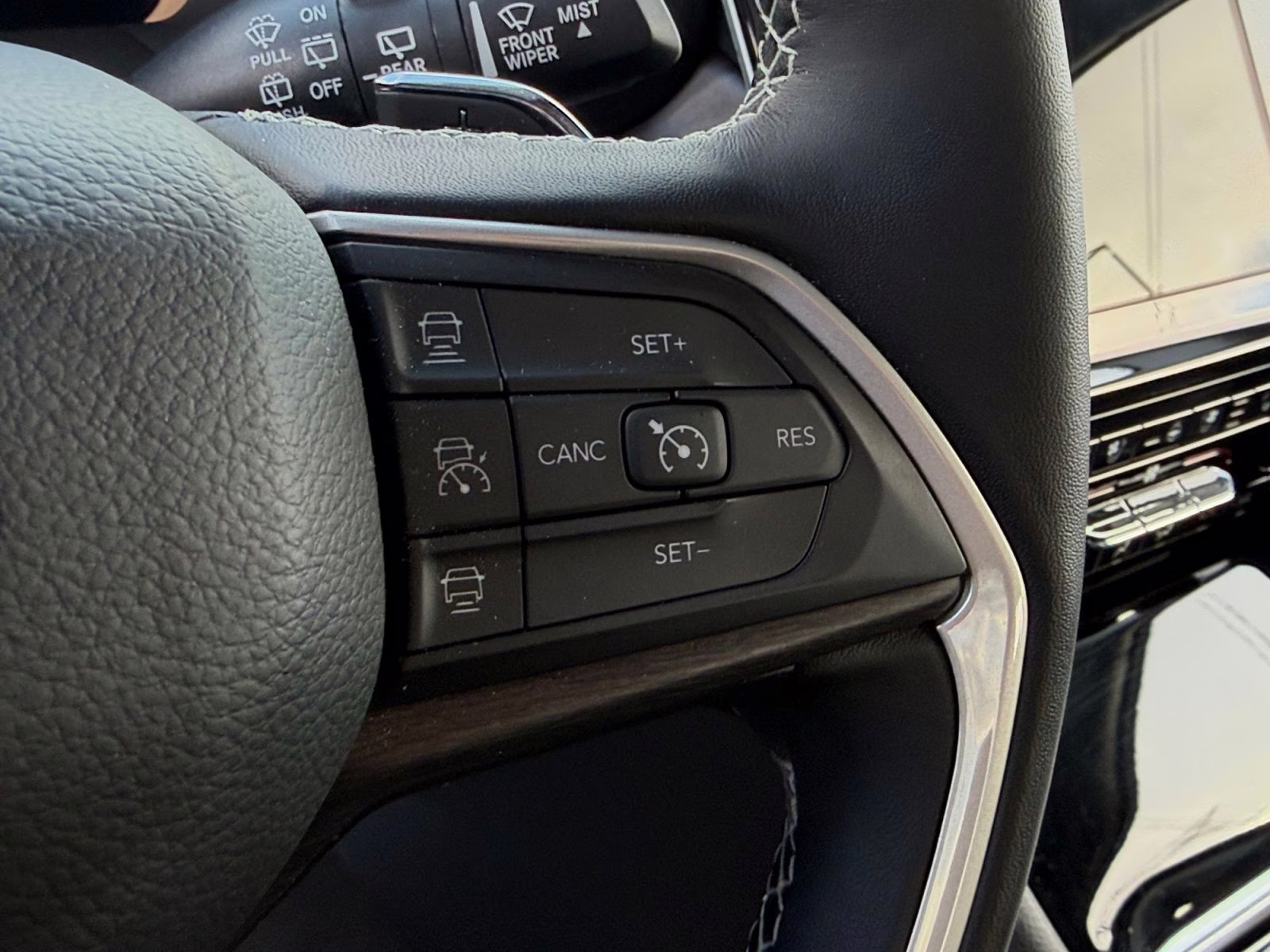 2022 Diamond Black Crystal Pearlcoat Jeep Grand Cherokee Limited 4X4 SUV