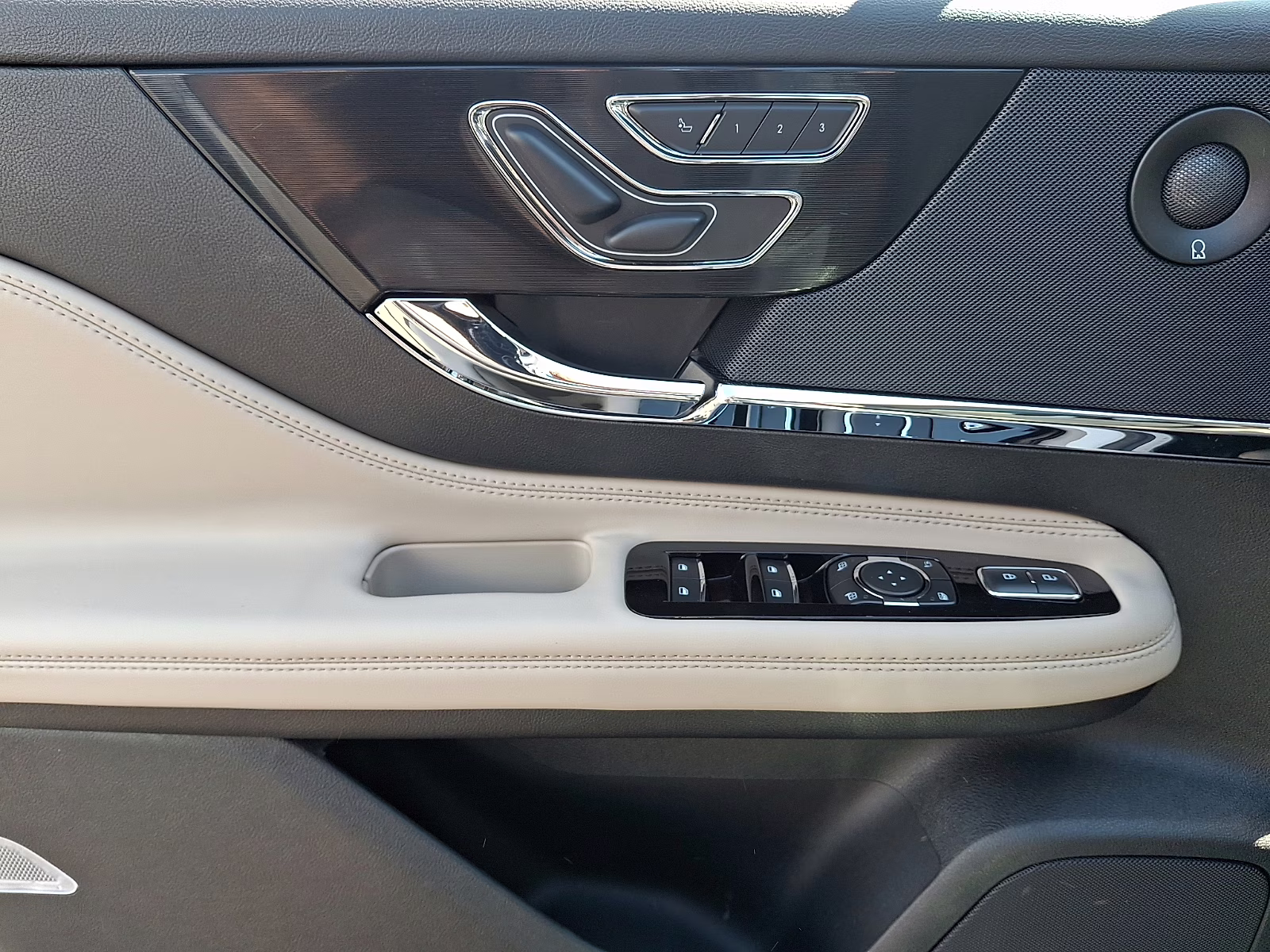 2025 Pristine White Metallic Tri-Coat - AZ Lincoln Corsair Reserve AWD