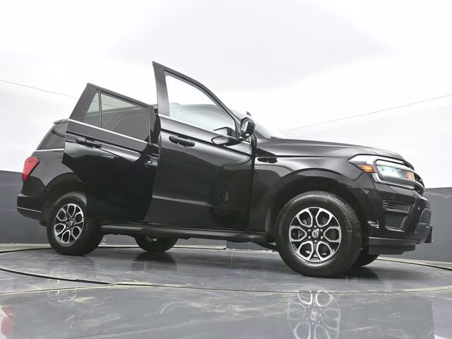 2024 Black Metallic Ford Expedition XLT 4X4 SUV
