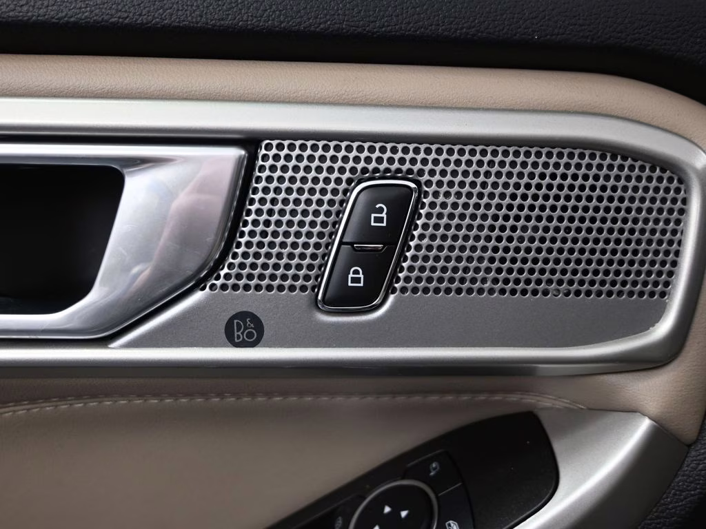 2023 Green Metallic Ford Explorer Limited 4X4 SUV