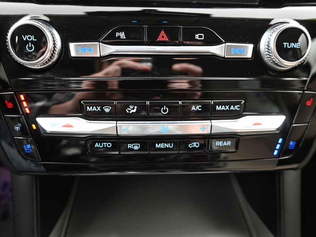 2023 Green Metallic Ford Explorer Limited 4X4 SUV