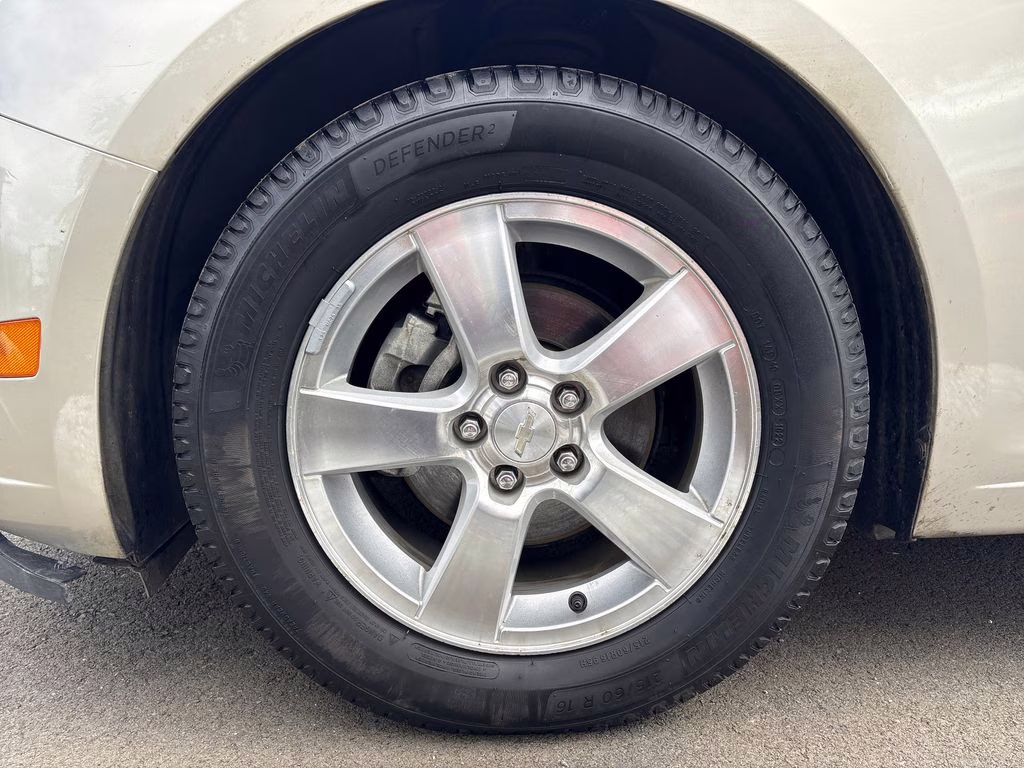 2014 Champagne Silver Metallic Chevrolet Cruze 1LT FWD Sedan