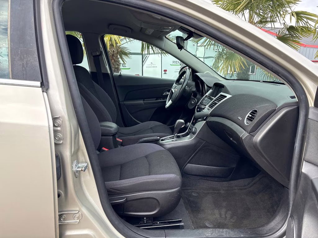 2014 Champagne Silver Metallic Chevrolet Cruze 1LT FWD Sedan