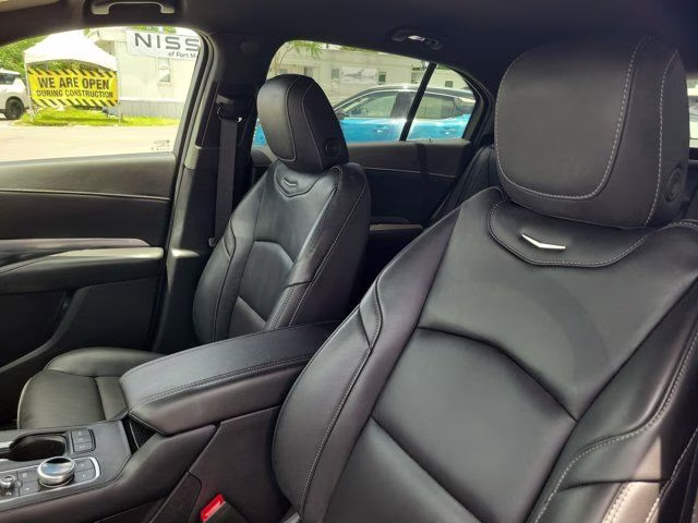 2025 Argent Silver Metallic Cadillac XT4 Premium Luxury FWD SUV