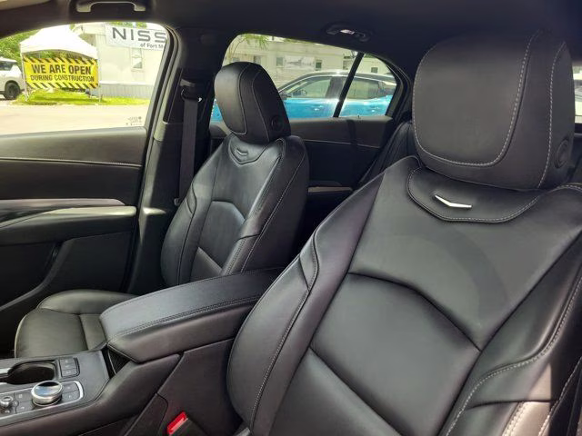 2025 Argent Silver Metallic Cadillac XT4 Premium Luxury FWD SUV