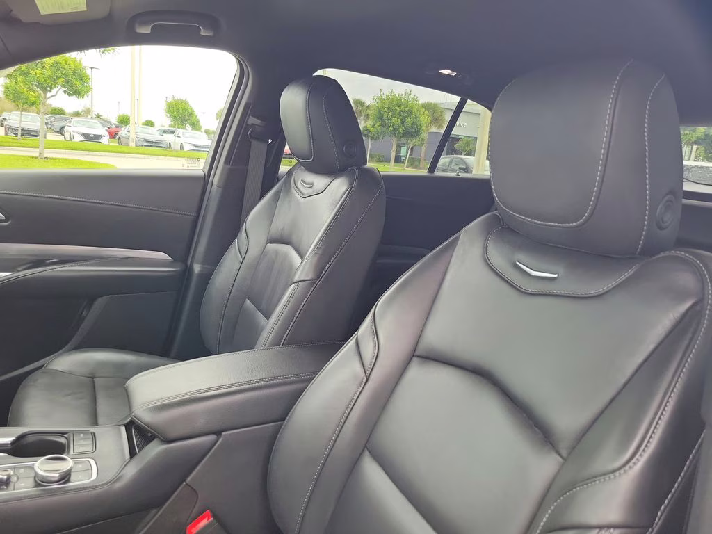 2025 Silver Metallic Cadillac XT4 Premium Luxury FWD SUV