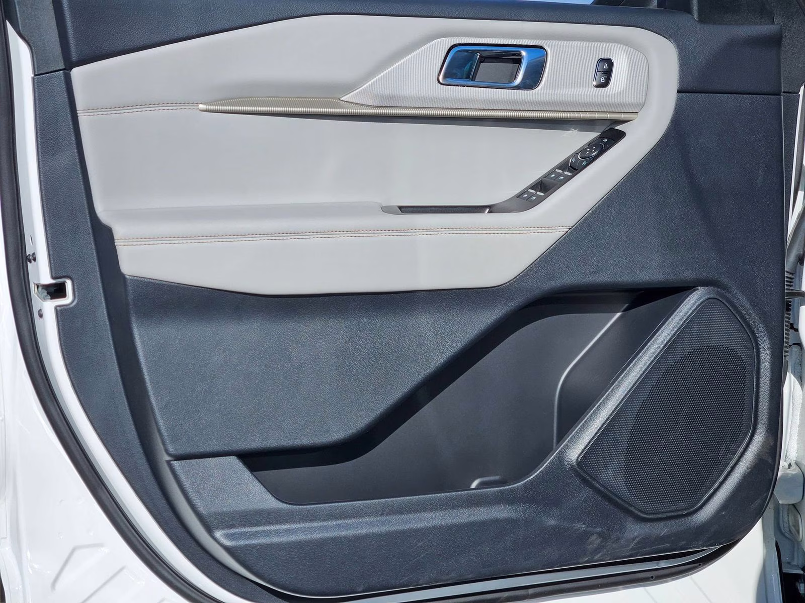 2026 White Metallic Ford Explorer Active 4X4 SUV