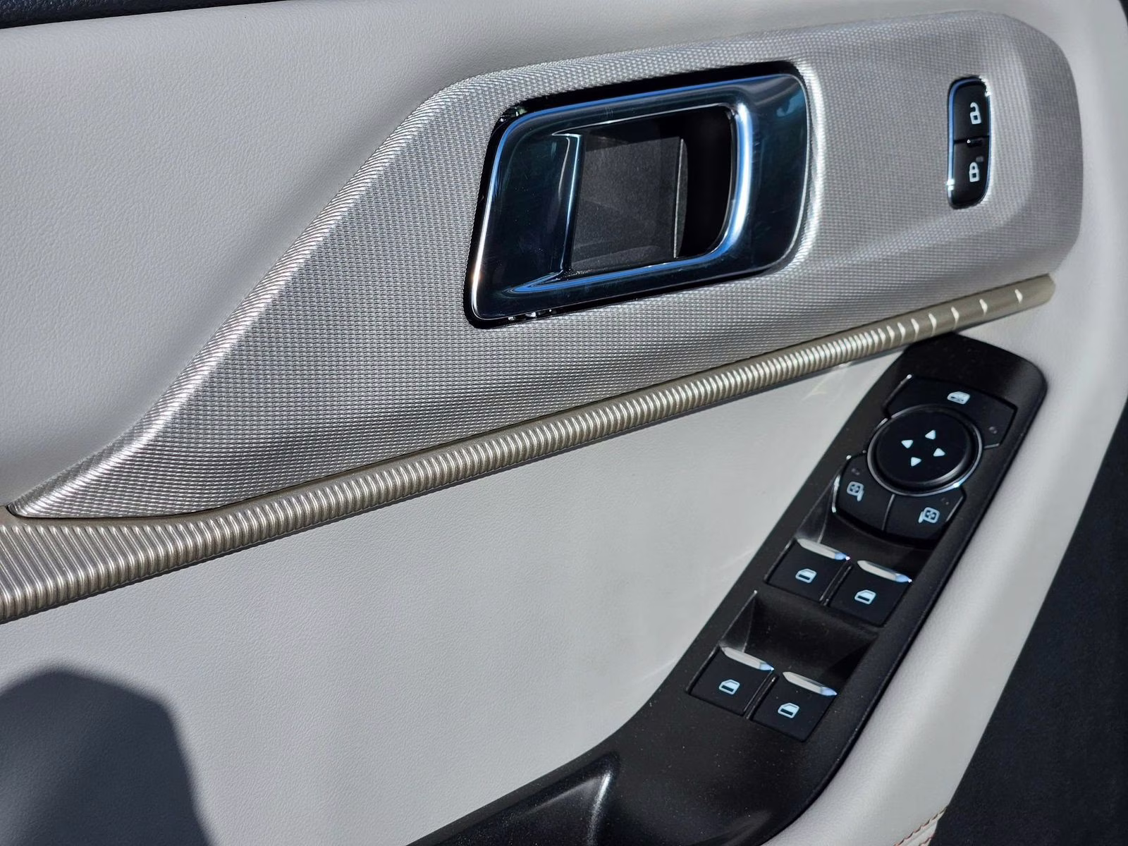 2026 White Metallic Ford Explorer Active 4X4 SUV