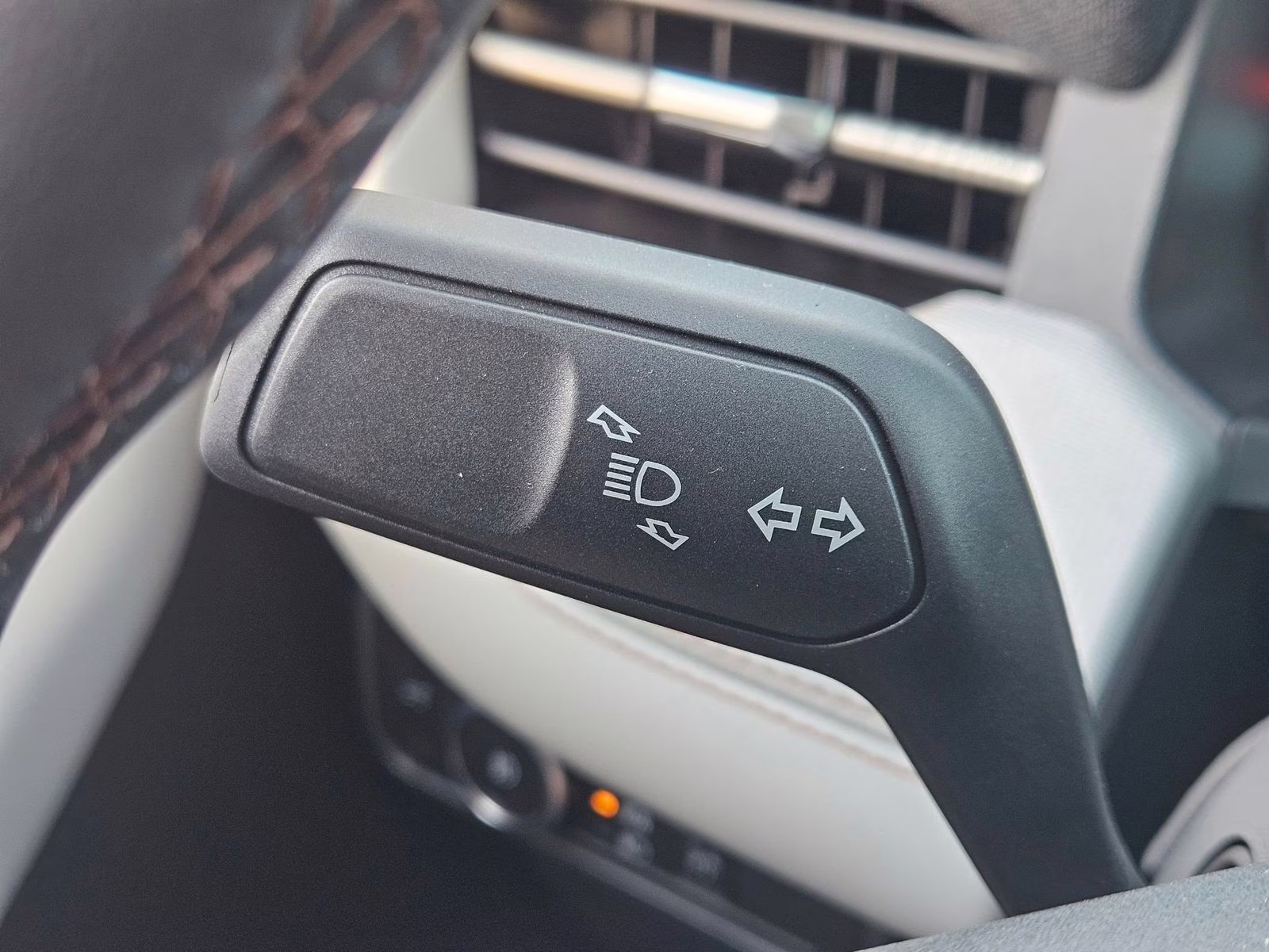 2026 White Metallic Ford Explorer Active 4X4 SUV