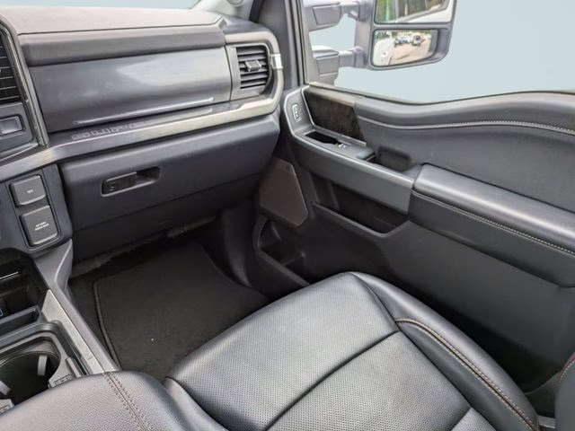 2024 Oxford White Ford Super Duty F-250 SRW Lariat 4X4 Truck