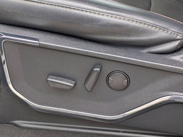 2024 Oxford White Ford Super Duty F-250 SRW Lariat 4X4 Truck