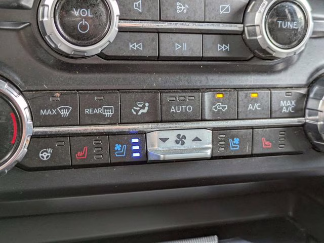 2024 Oxford White Ford Super Duty F-250 SRW Lariat 4X4 Truck