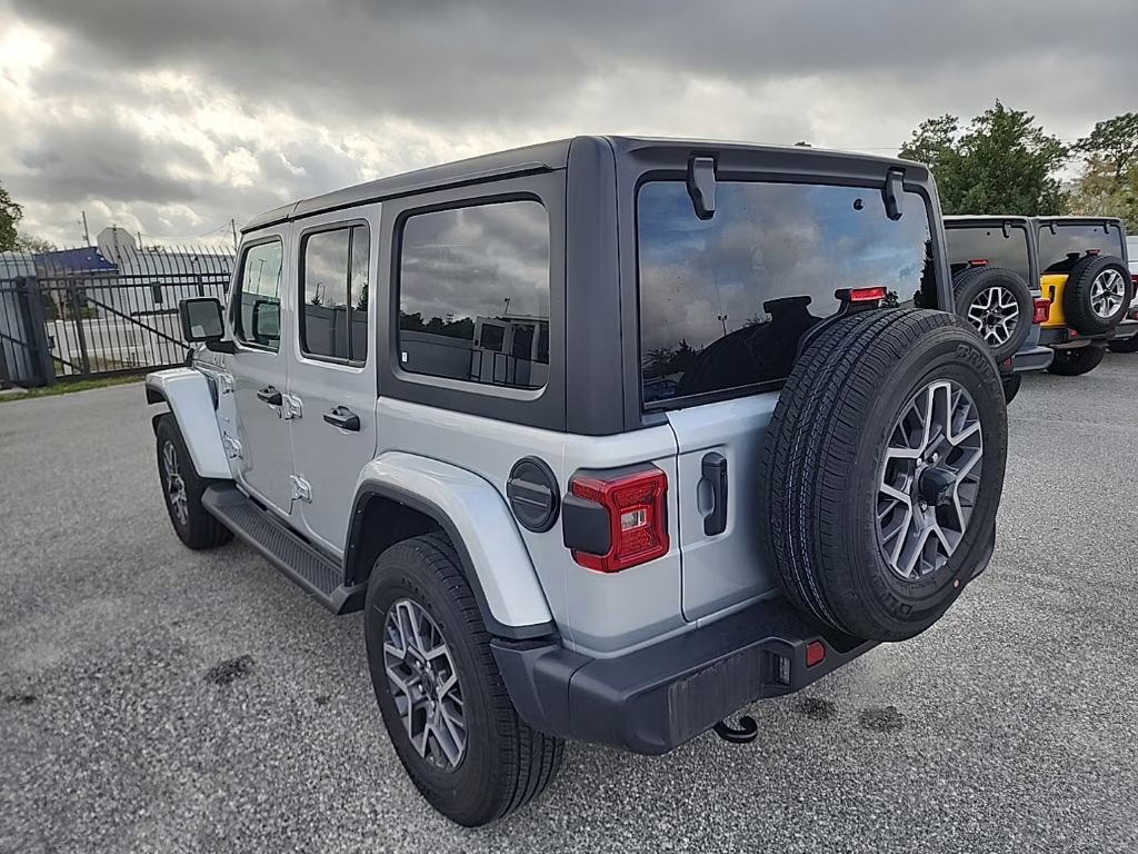 2024 Silver Zynith Clearcoat Jeep Wrangler Sahara 4X4 SUV