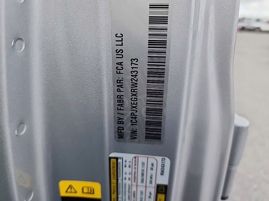 2024 Silver Zynith Clearcoat Jeep Wrangler Sahara 4X4 SUV