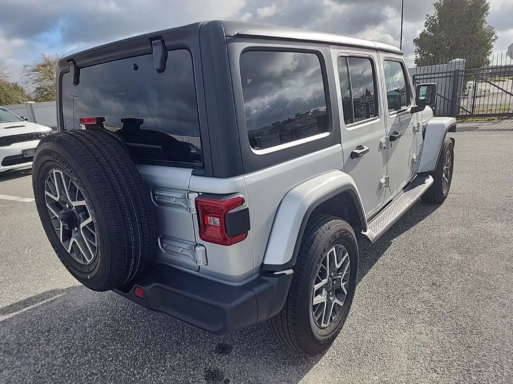 2024 Silver Zynith Clearcoat Jeep Wrangler Sahara 4X4 SUV