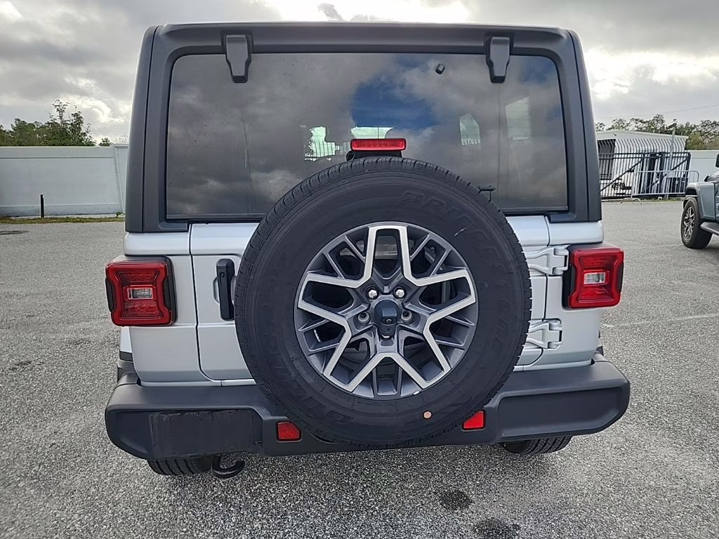 2024 Silver Zynith Clearcoat Jeep Wrangler Sahara 4X4 SUV
