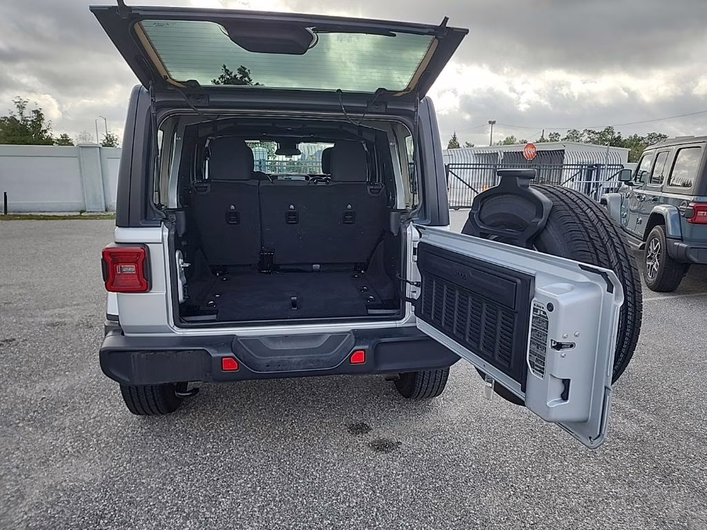 2024 Silver Zynith Clearcoat Jeep Wrangler Sahara 4X4 SUV