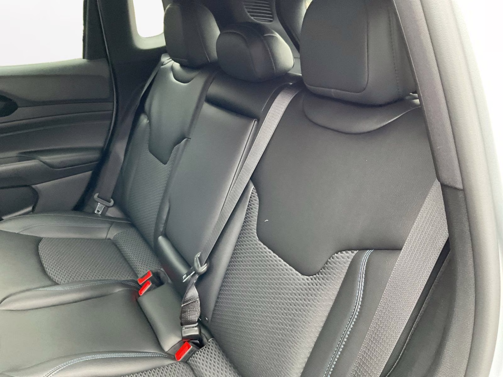 2026 Silver Zynith Metallic Clearcoat Jeep Compass Latitude 4X4 SUV