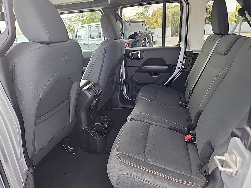 2024 Silver Zynith Clearcoat Jeep Wrangler Sahara 4X4 SUV