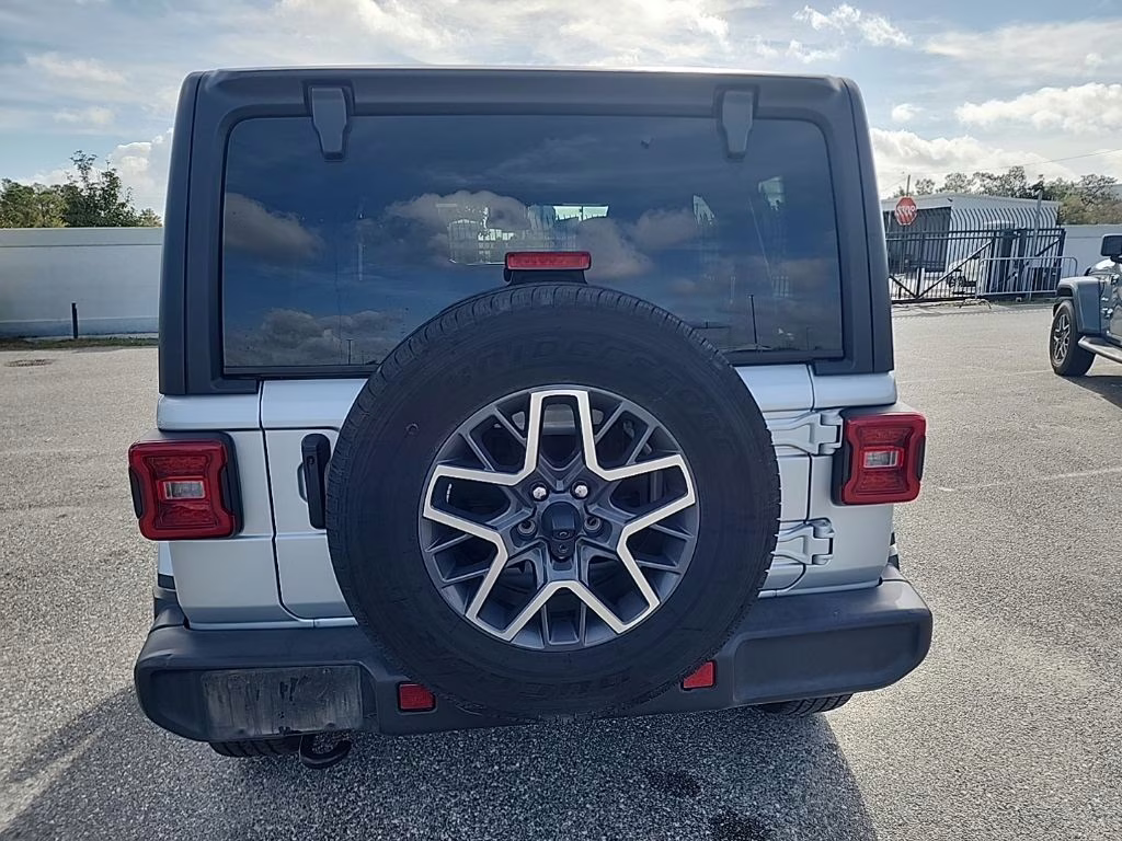 2024 Silver Zynith Clearcoat Jeep Wrangler Sahara 4X4 SUV