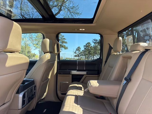 2020 White Ford Super Duty F-250 SRW Lariat 4X4 Truck