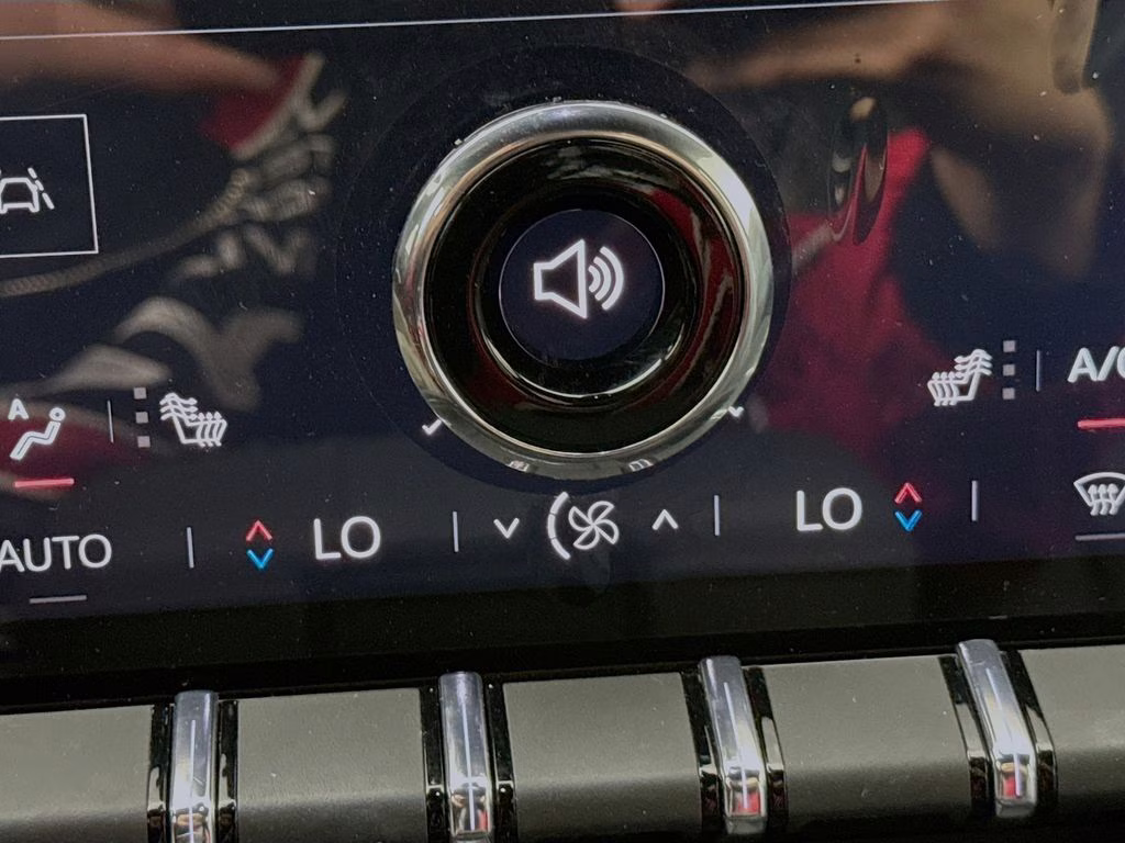 2025 White Frost Tricoat GMC Acadia AT4 AWD SUV