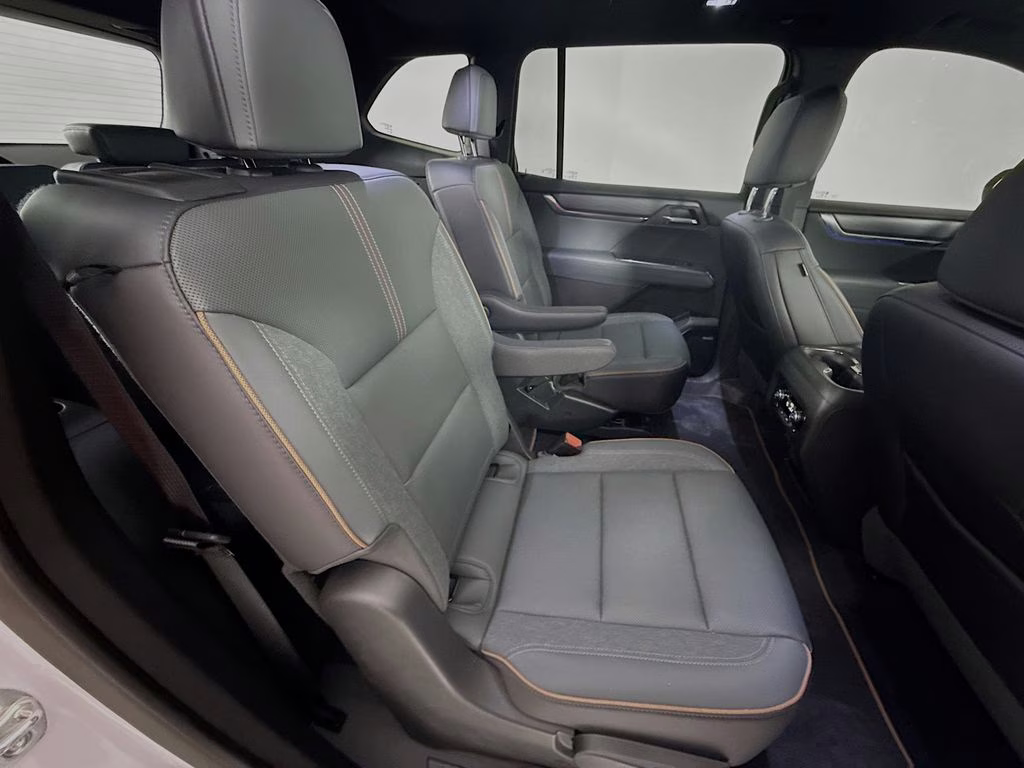 2025 White Frost Tricoat GMC Acadia AT4 AWD SUV