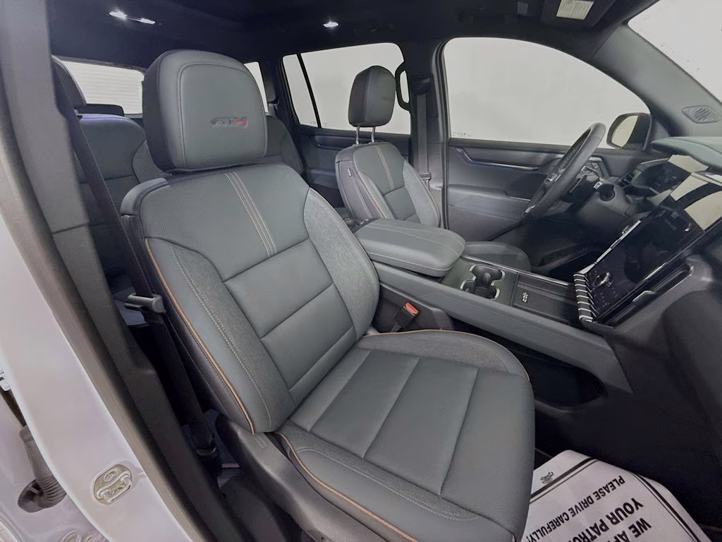 2025 White Frost Tricoat GMC Acadia AT4 AWD SUV