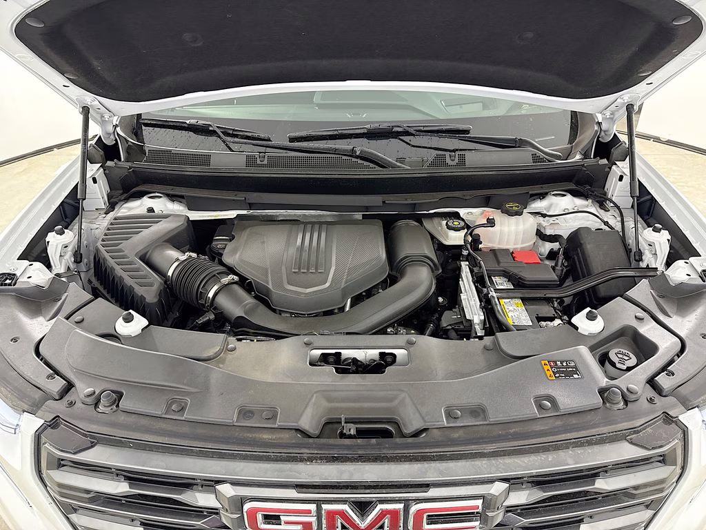 2025 White Frost Tricoat GMC Acadia AT4 AWD SUV