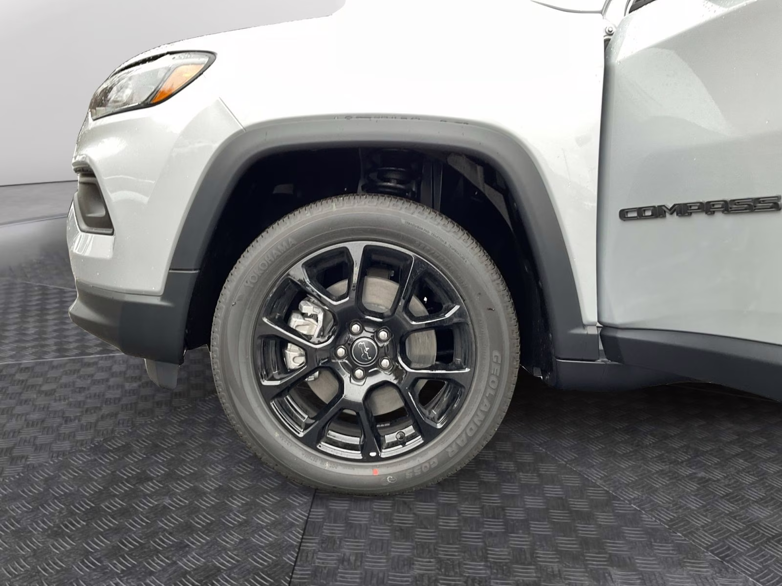 2026 Silver Zynith Metallic Clearcoat Jeep Compass Latitude 4X4 SUV