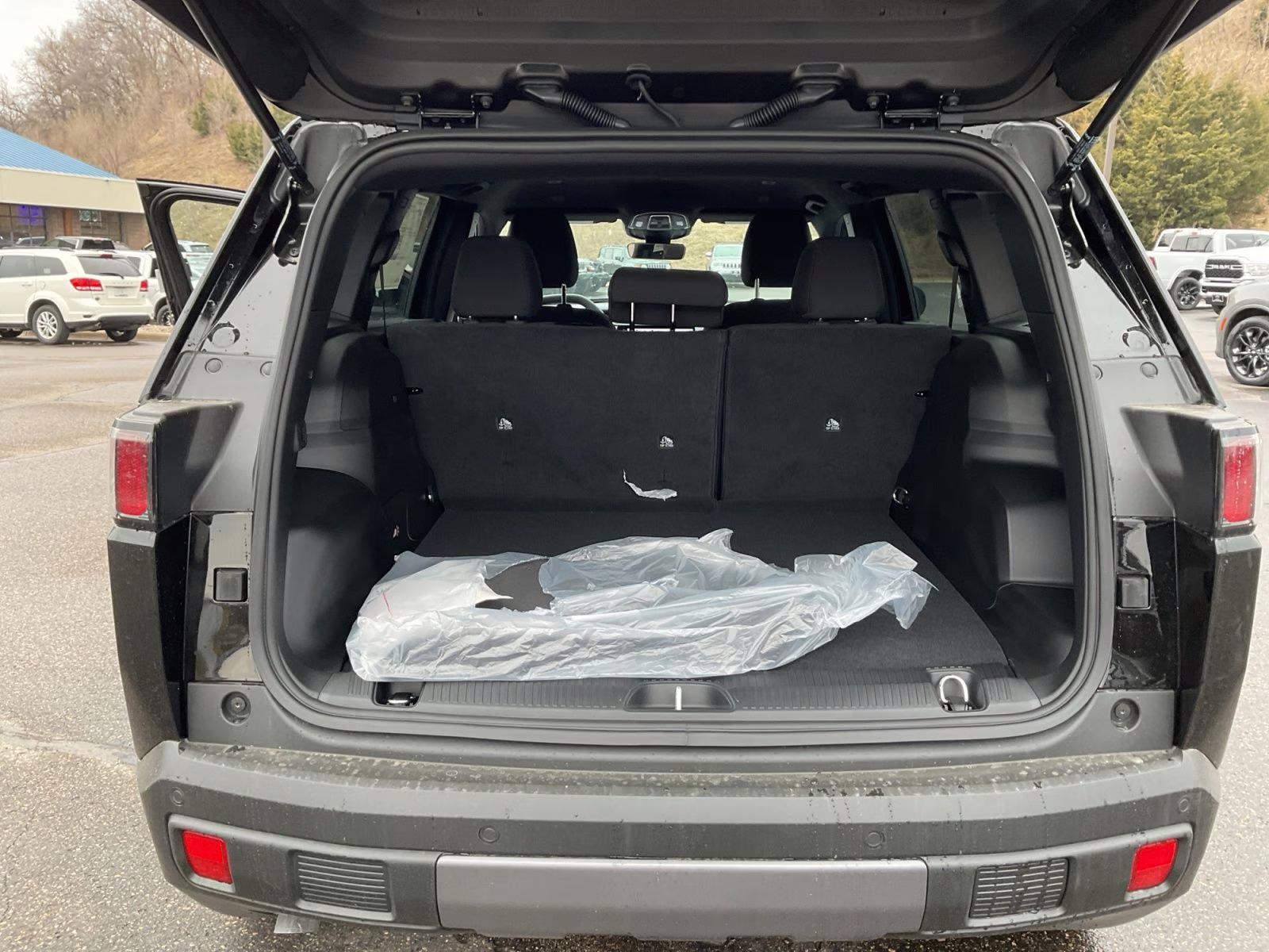 2026 Diamond Black Crystal Pearlcoat Jeep Cherokee Laredo 4X4 SUV