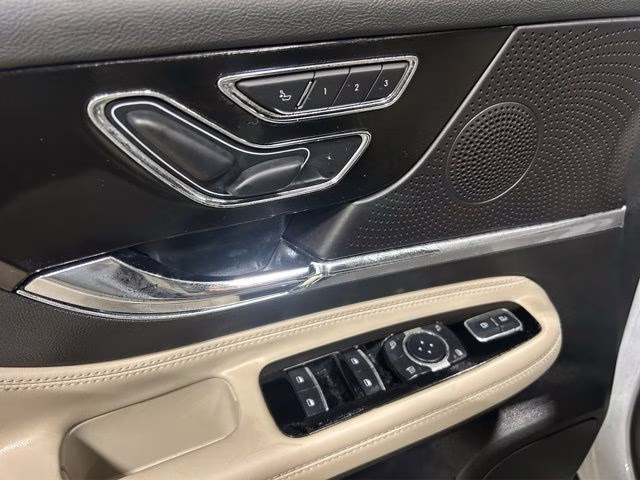 2025 Crystal White Metallic Clearcoat Lincoln Corsair Premiere AWD SUV