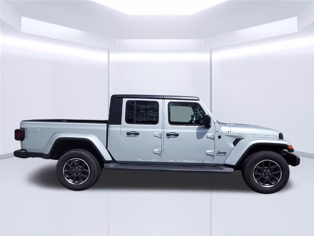 2022 Silver Zynith Clearcoat Jeep Gladiator Overland 4X4 Truck