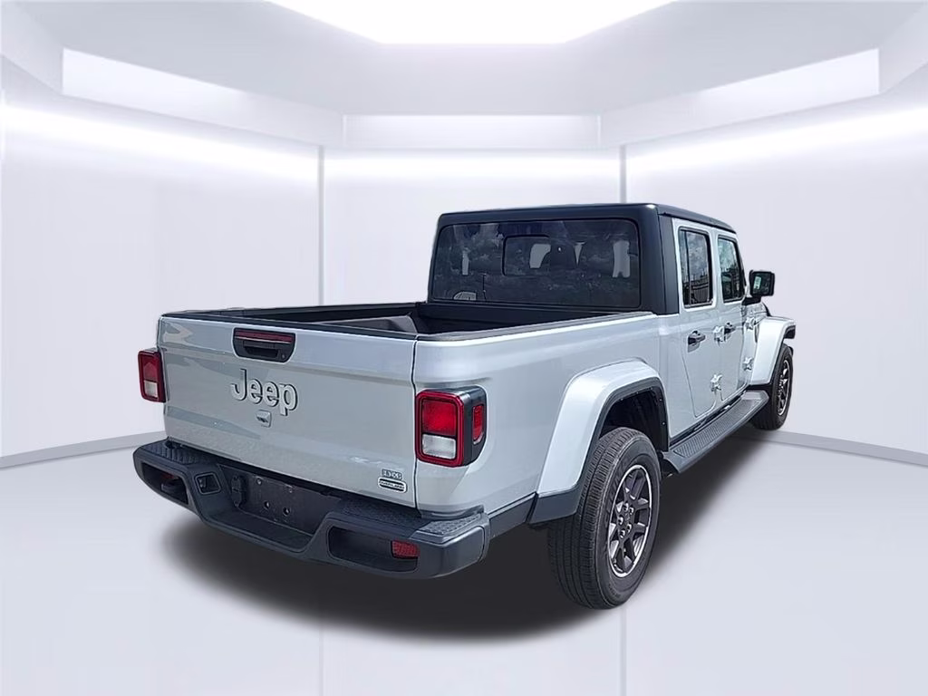 2022 Silver Zynith Clearcoat Jeep Gladiator Overland 4X4 Truck