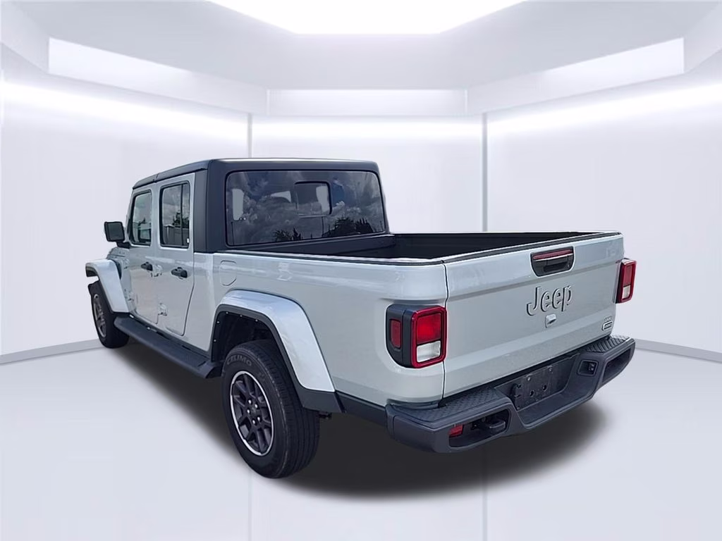 2022 Silver Zynith Clearcoat Jeep Gladiator Overland 4X4 Truck