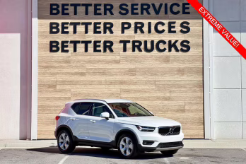 2021 Crystal White Metallic Volvo XC40 Momentum AWD SUV