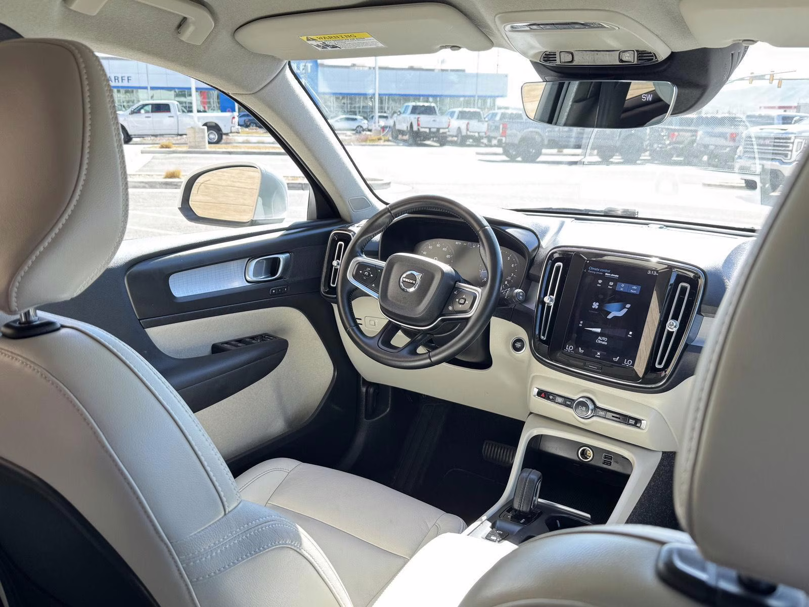 2021 Crystal White Metallic Volvo XC40 Momentum AWD SUV