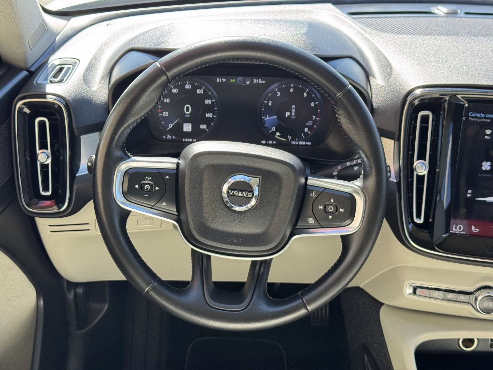 2021 Crystal White Metallic Volvo XC40 Momentum AWD SUV