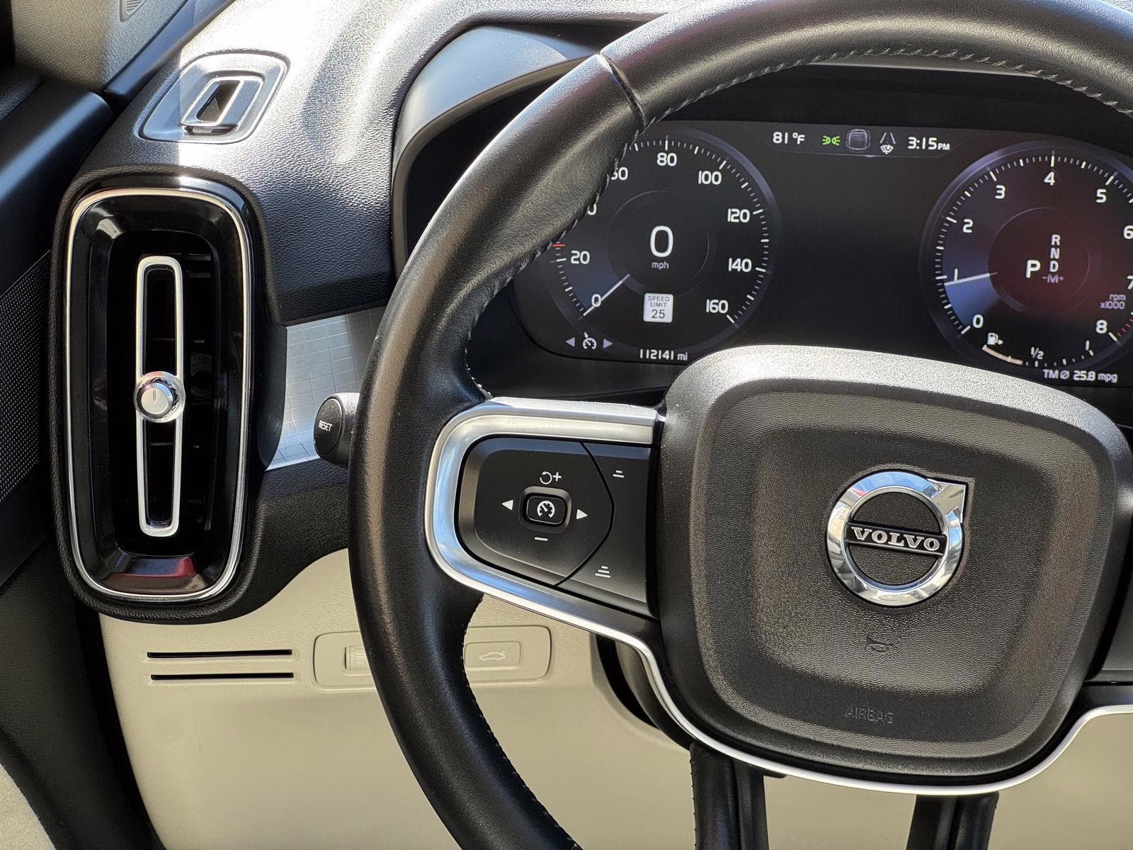 2021 Crystal White Metallic Volvo XC40 Momentum AWD SUV