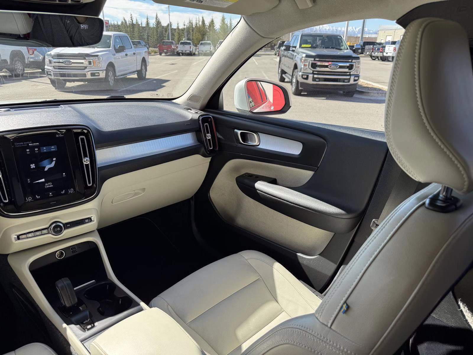 2021 Crystal White Metallic Volvo XC40 Momentum AWD SUV