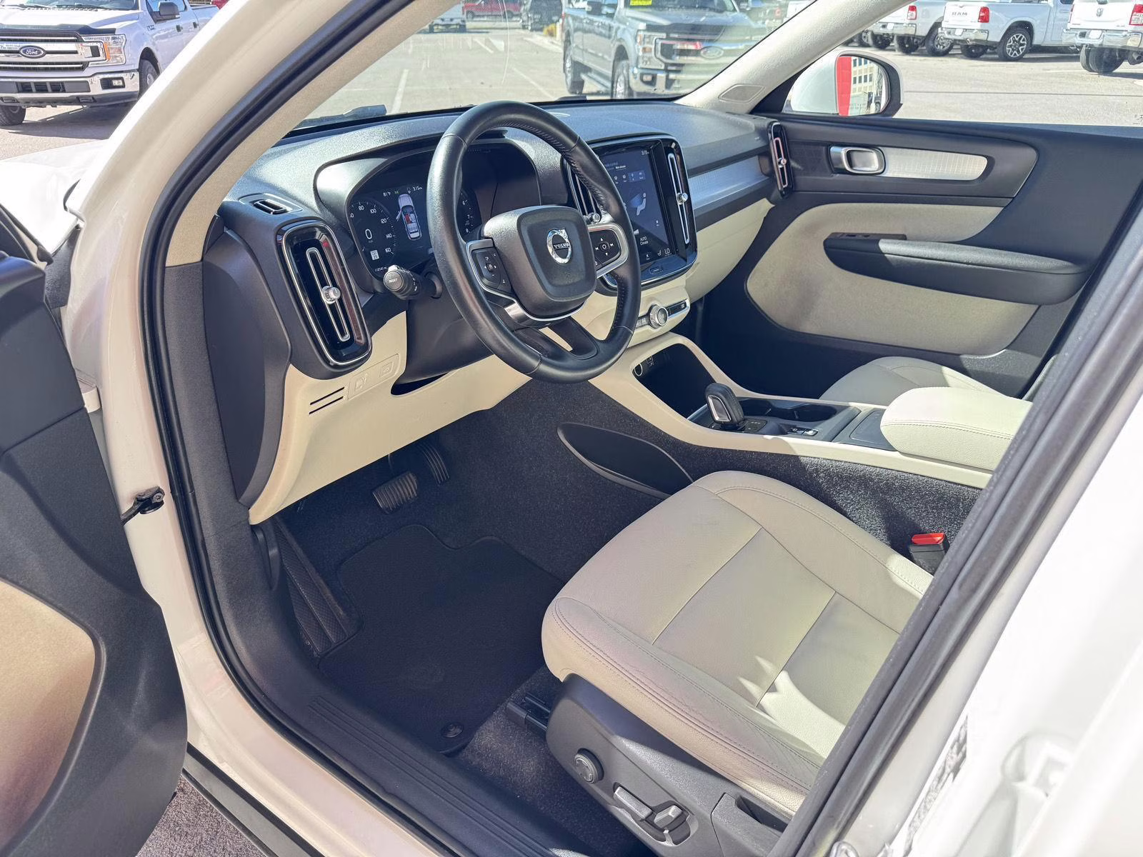 2021 Crystal White Metallic Volvo XC40 Momentum AWD SUV