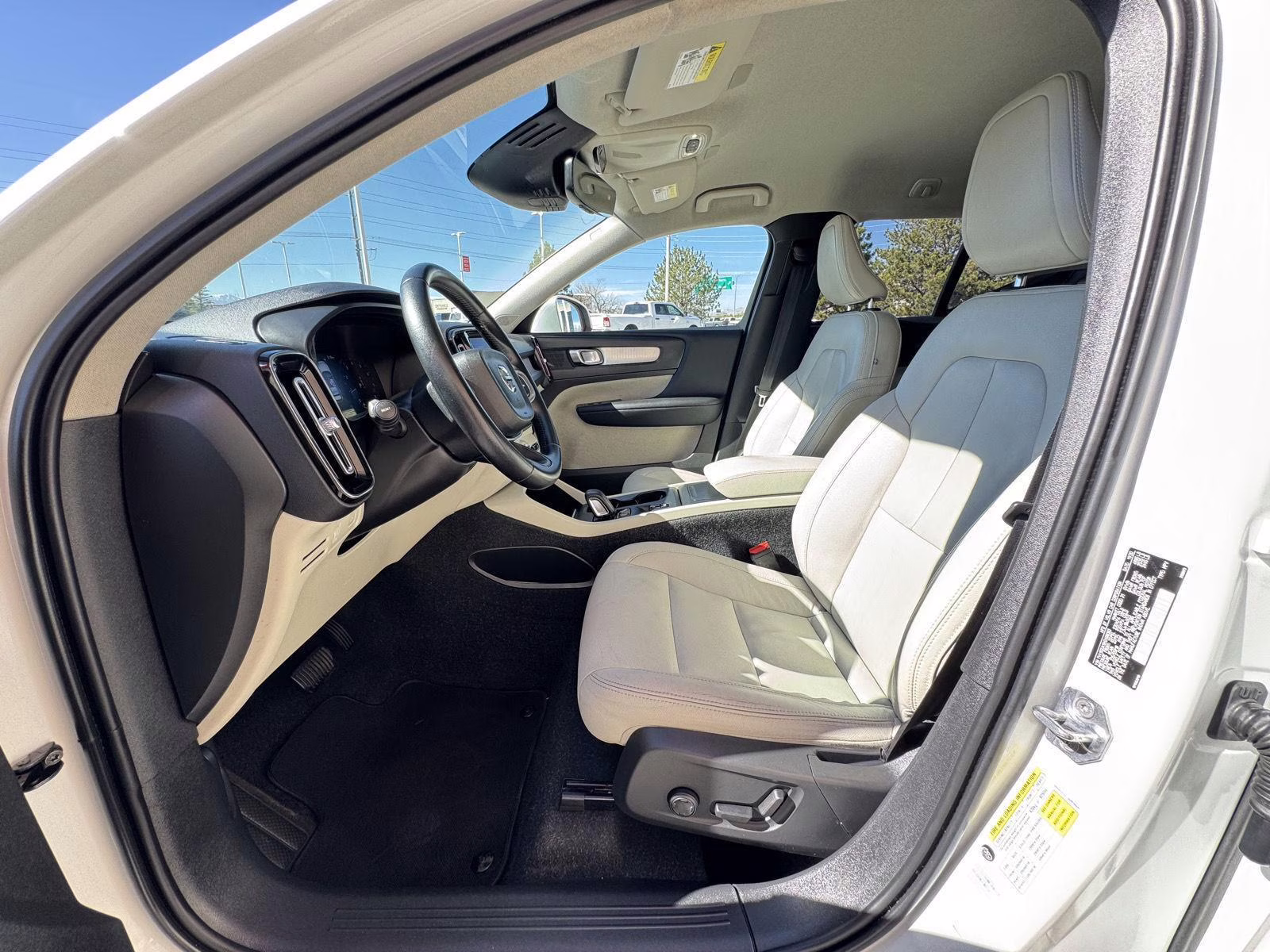 2021 Crystal White Metallic Volvo XC40 Momentum AWD SUV