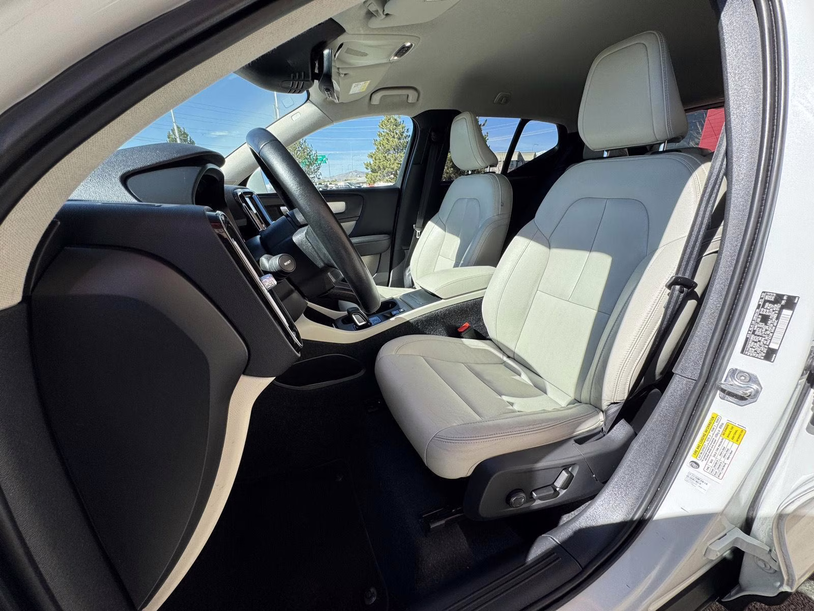 2021 Crystal White Metallic Volvo XC40 Momentum AWD SUV