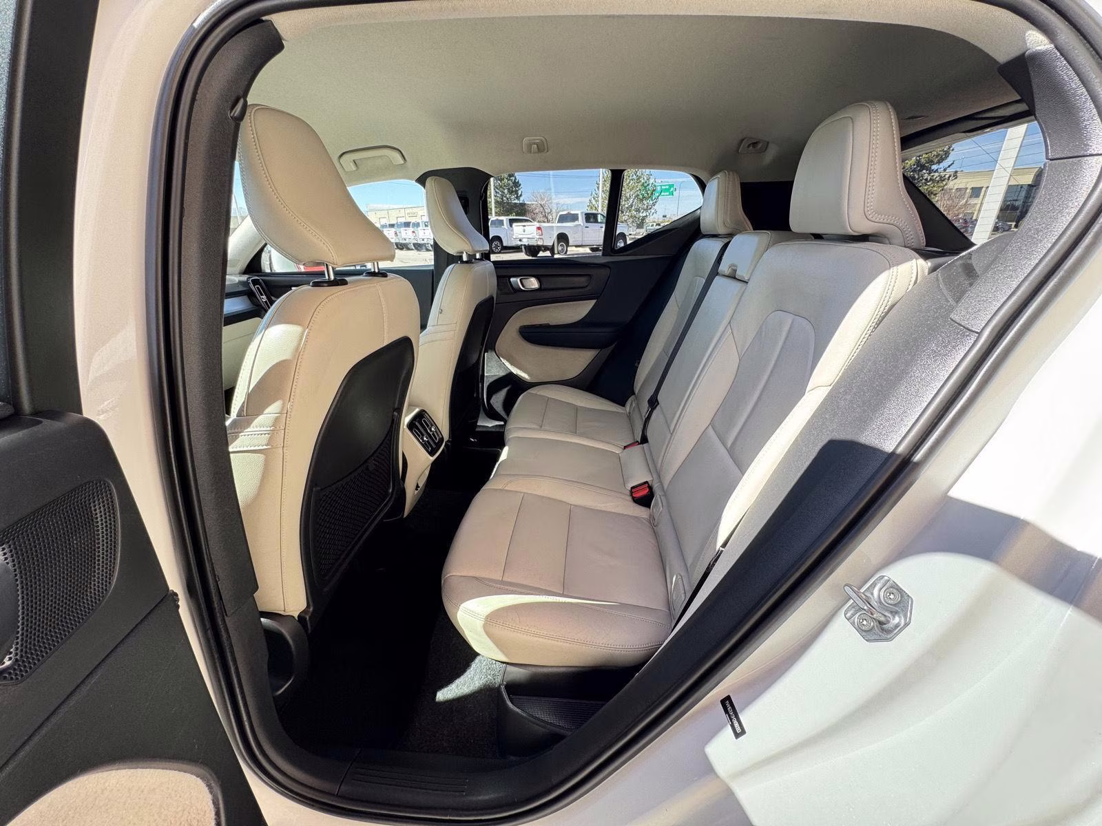 2021 Crystal White Metallic Volvo XC40 Momentum AWD SUV