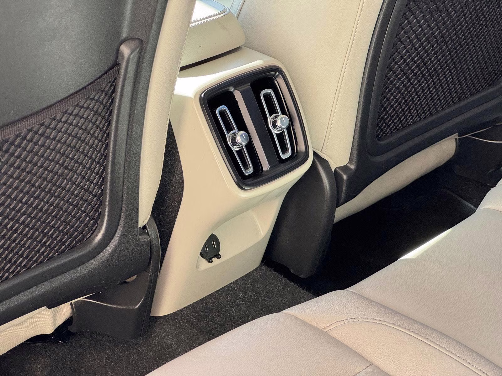 2021 Crystal White Metallic Volvo XC40 Momentum AWD SUV