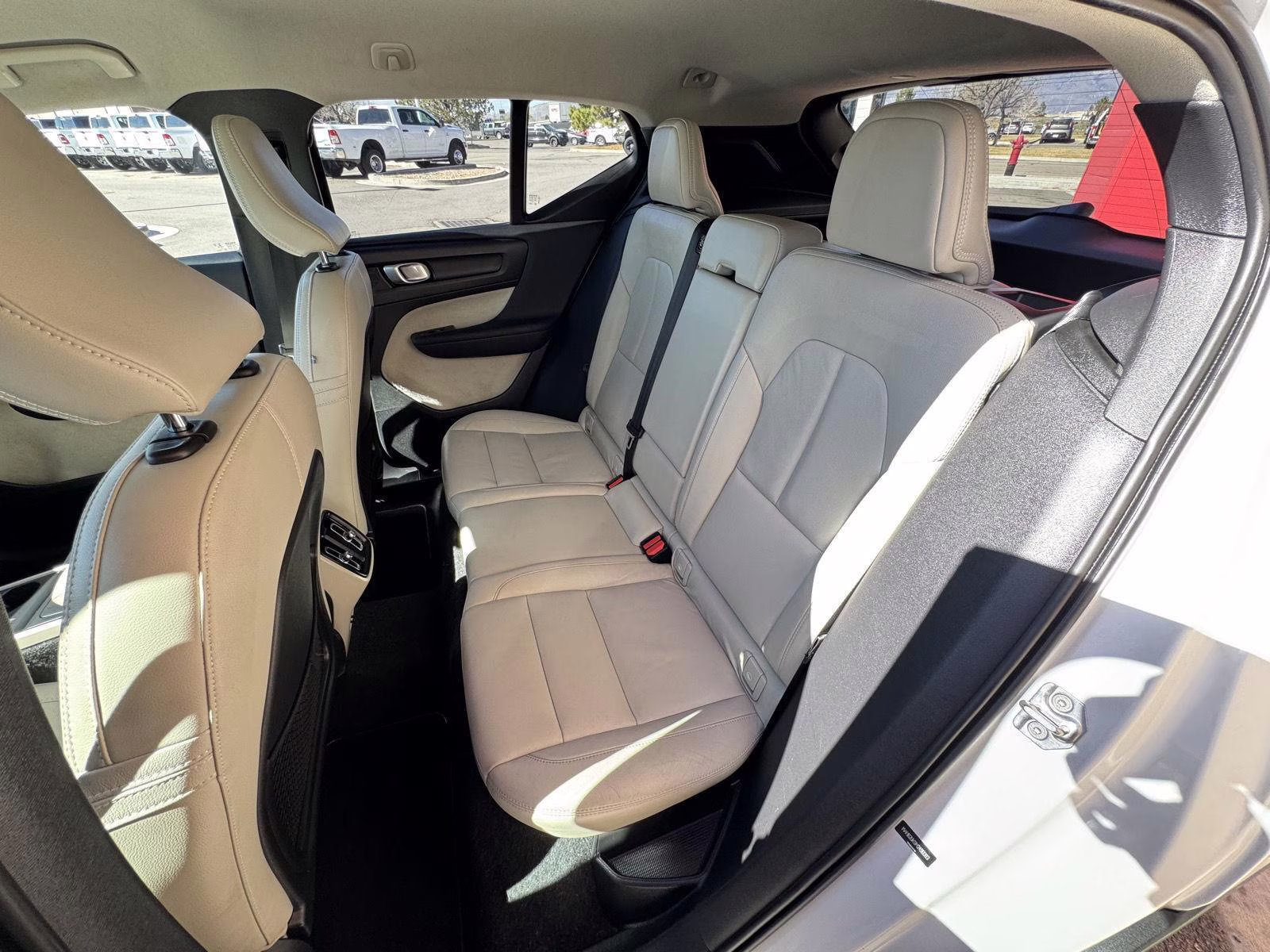 2021 Crystal White Metallic Volvo XC40 Momentum AWD SUV