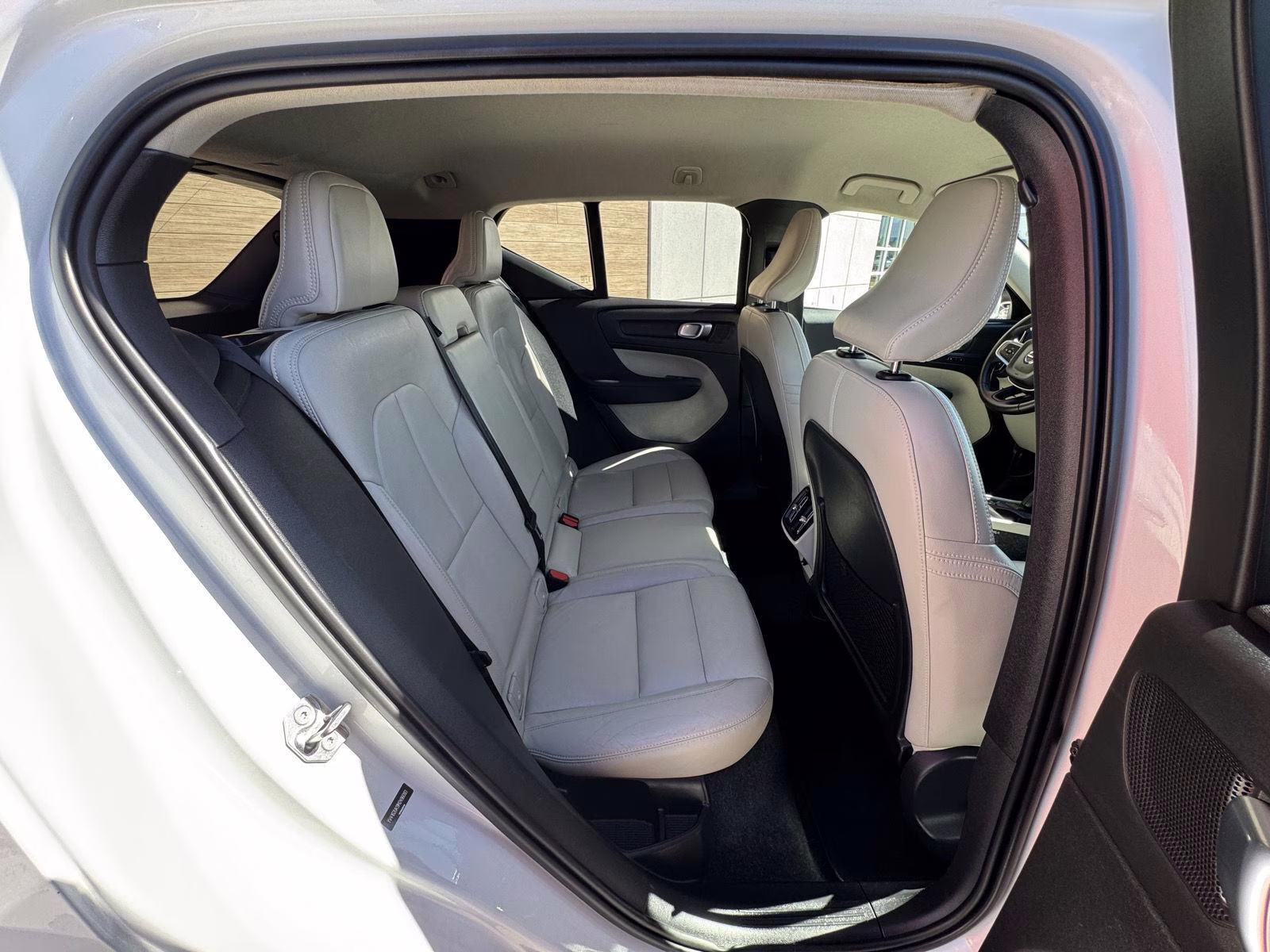 2021 Crystal White Metallic Volvo XC40 Momentum AWD SUV