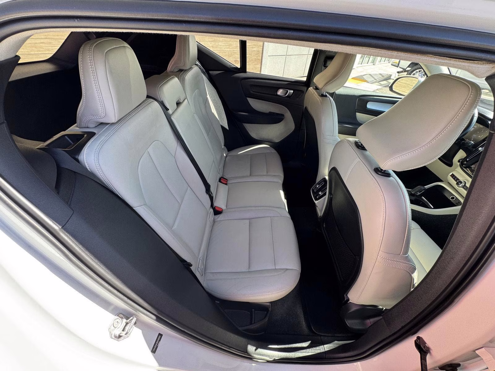 2021 Crystal White Metallic Volvo XC40 Momentum AWD SUV